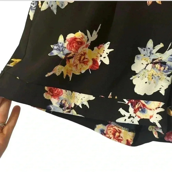 Express Women’s Size 6 Black Floral Preppy Pleated Mid Rise Mini Shorts Zip Up - Picture 4 of 9